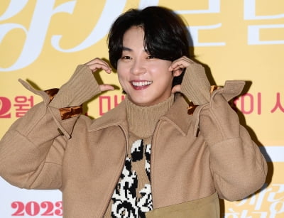 [TEN 포토] 윤시윤 '귀공자 하트'