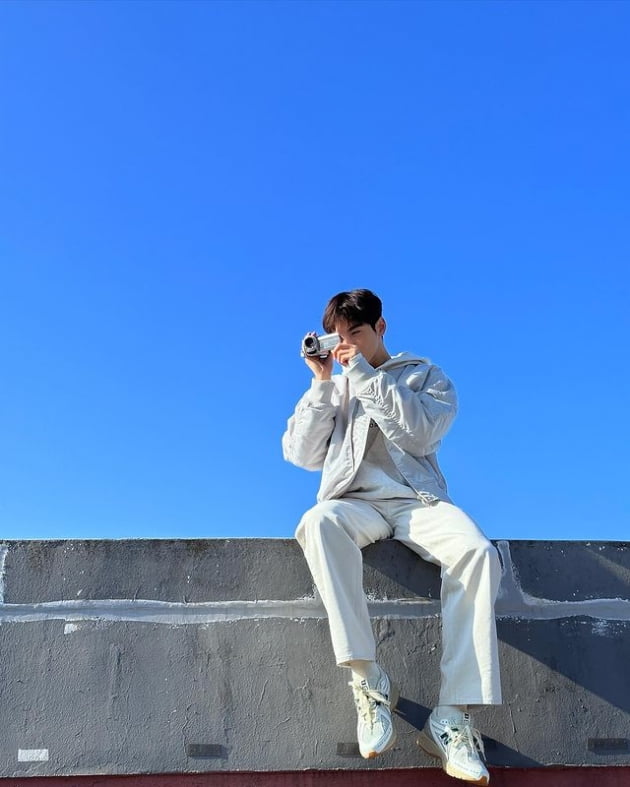 차은우, 파란 하늘 아래 얼굴 천재…서사는 청춘 영화 한 편