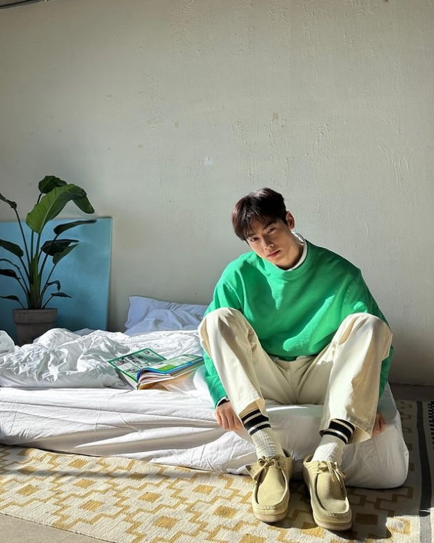 차은우, 파란 하늘 아래 얼굴 천재…서사는 청춘 영화 한 편