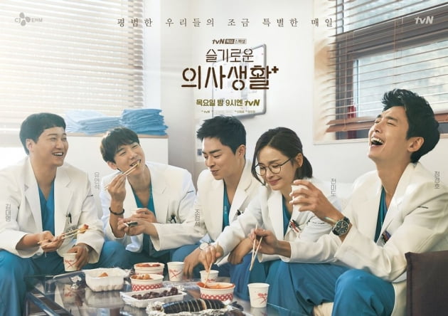 정경호, '제자母' 10살 연상 전도연과 나이차 극복…형사·의사·강사까지 직업 불문 매력[TEN스타필드]