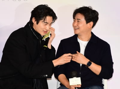 [TEN 포토] 변우석 '민용근 감독 코가 않좋으신듯'
