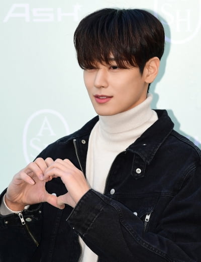 [TEN 포토] 더보이즈 주연 '여심 사로잡는 하트'