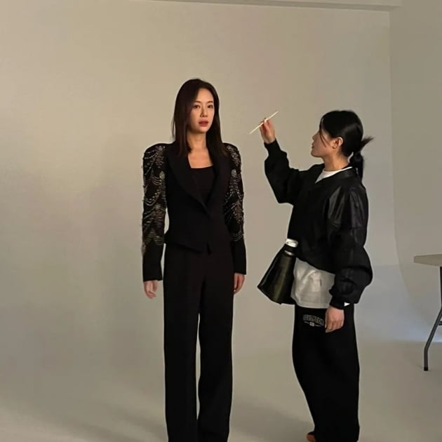 '이영돈♥' 황정음, 애둘맘서 화려한 여배우로…올 블랙의 카리스마
