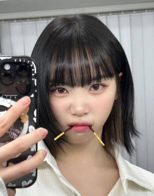 김채원, 입에 빼빼로 물고 앙…이렇게 귀여운 리더 봤어?
