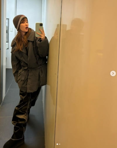 포즈가 좀 특이하네…전종서 "괴물이다" 셀피 공개