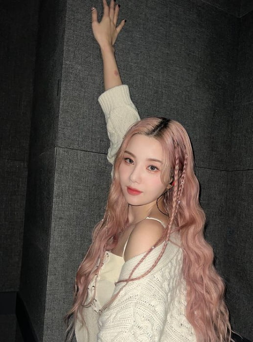 권은비, 이정도면 머리도 알아서 핑크색으로 자라야할듯