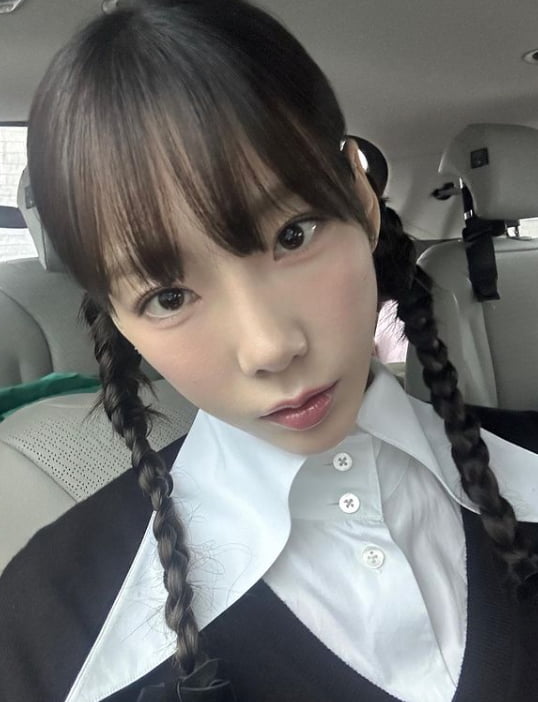 태연, '절친' 기범이 집 가는 길…블라우스 입고 꽃단장