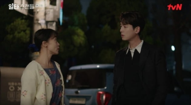 [종합] "유부녀에게 어떻게 감정을"…정경호, 전도연과 사랑에 빠졌다 ('일타스캔들')
