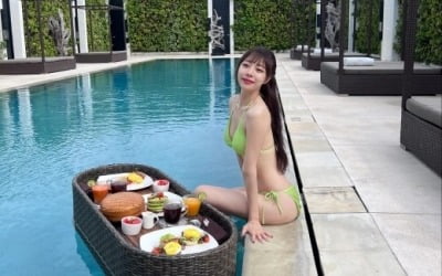 브브걸 은지, 초록 비키니 입고 여신 자태…수영장서 여유 근황