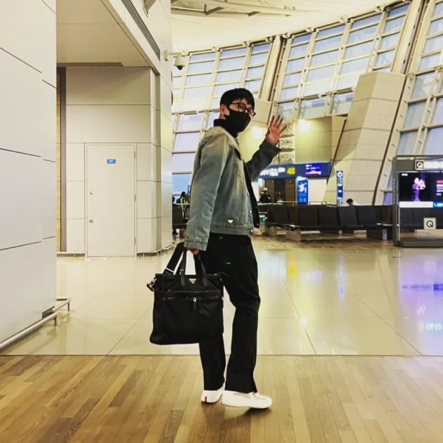 영탁, 청재킷+뿔테로 뽐낸 공항 패션…없던 텐션도 끌어올릴 매력