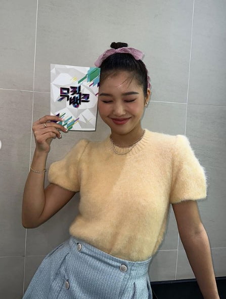 미미, '뮤뱅' MC 얼마나 즐거웠길래…입꼬리가 귀까지 승천