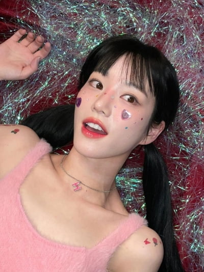 '이승기 처형' 이유비, 하트 스티커+장미·나비 타투하고 할리퀸 재질