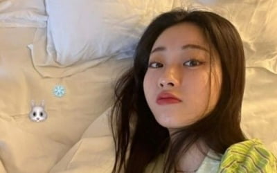 경리, 청순美 가득한 침대 셀카…생머리 여신 모먼트