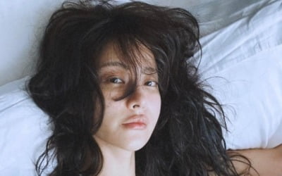 오연서, 퇴폐·청순美 한번에…침대 위 셀카 '눈길'