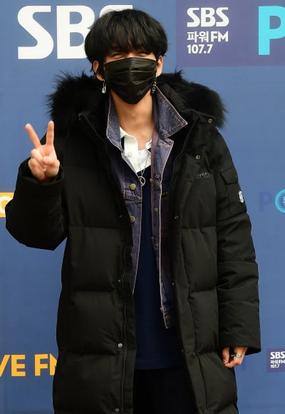 [TEN 포토] 이승윤 '귀엽게 브이~'
