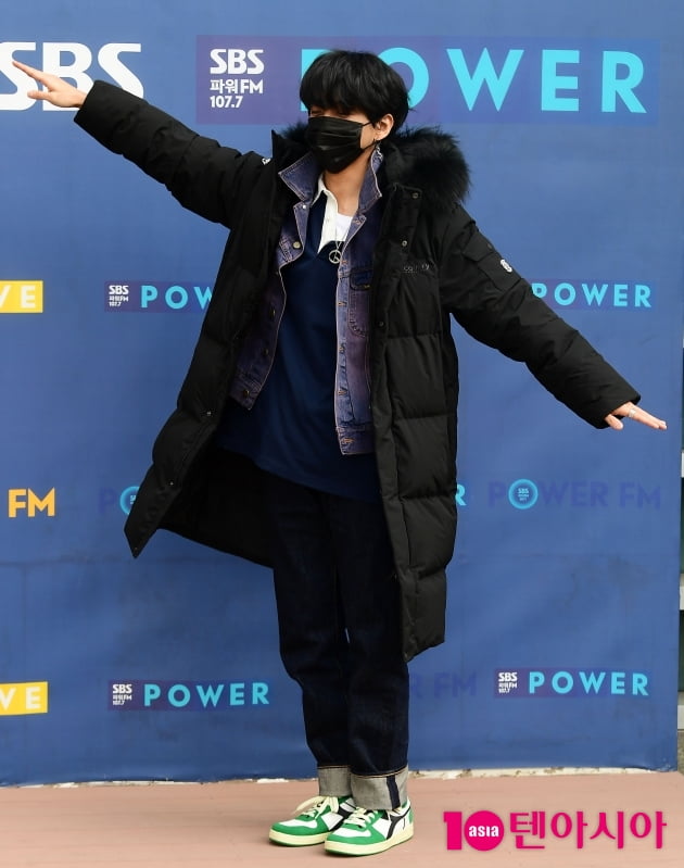 [TEN 포토] 이승윤 '포토월에서 날아가요'
