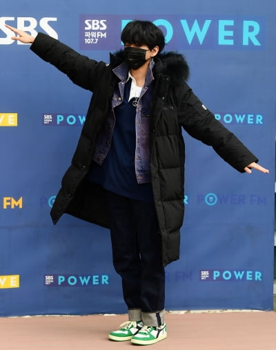 [TEN 포토] 이승윤 '포토월에서 날아가요'