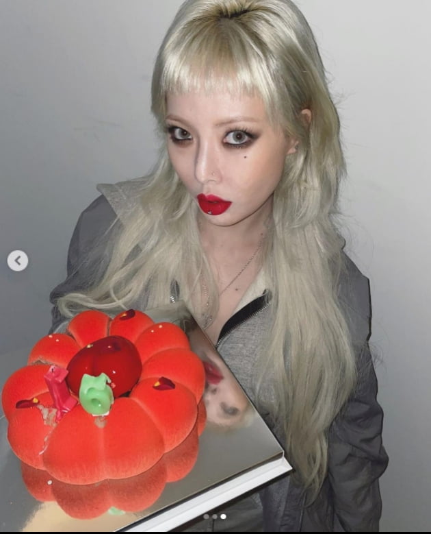 현아, 데뷔 16주년 자축...재결합설은?