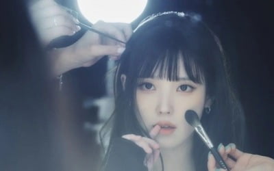 아이유, 확 달라진 비주얼…앞머리 내리고 '남다른 아우라'