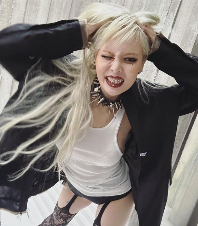 현아, 치아에 큐빅 박았다…민소매+가터벨트로 뽐낸 퇴폐美
