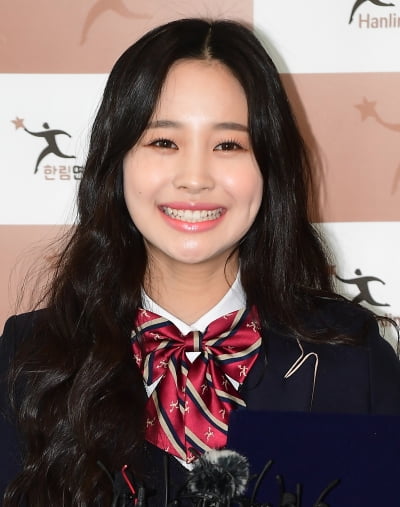 [TEN 포토] 위클리 지한 '보조개 꽃미소'