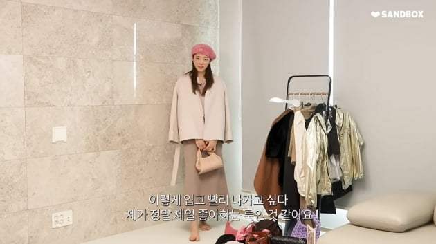 [종합] '오둥이맘' 서하얀, '대학생룩'의 완성은 '아동 도서'…260만원 명품백도 포인트
