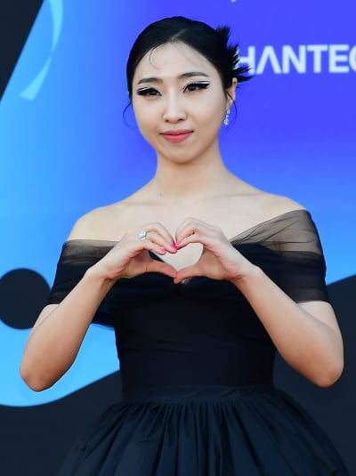 [TEN 포토] 공민지 '심쿵 하트'