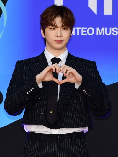 [TEN 포토] 강다니엘 '여심 사로잡는 하트'