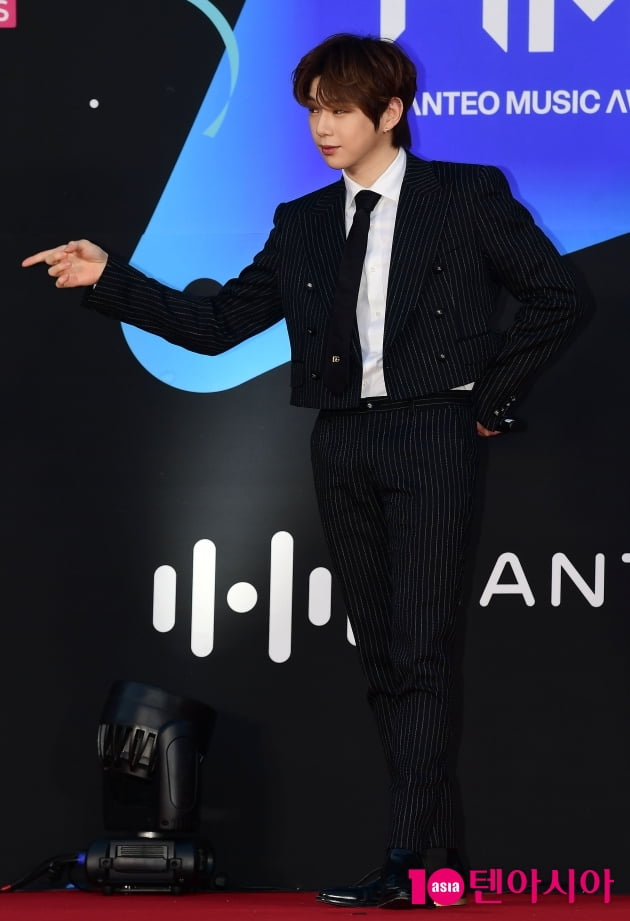 [TEN 포토] 강다니엘 '다니티에게 보내는 하트?'