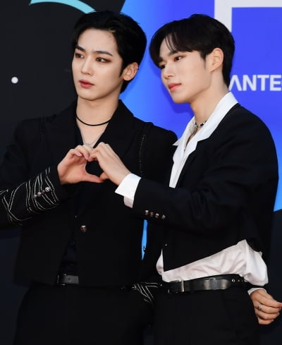 [TEN 포토] 위아이 김요한-김준서 '하트가 섹시하지'