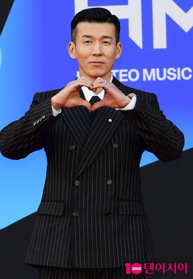 [TEN 포토] 션 '사랑꾼이 보내는 하트'
