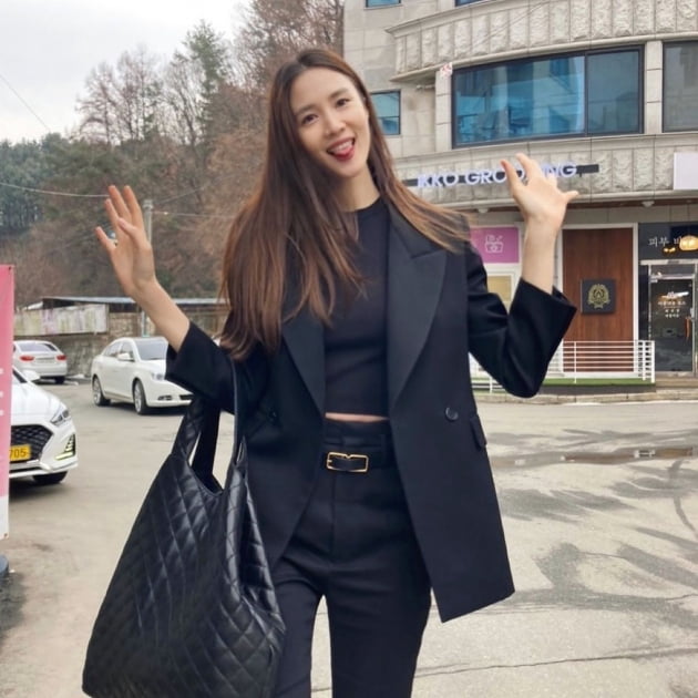 '남궁민♥' 진아름, 모델은 다르네…명품 Y사 가방 보다 빛나는 올 블랙 슈트핏