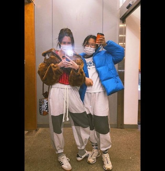 윤혜진, ♥엄태웅 똑닮은 딸 지온과 커플룩 입었네 "해피 환장"