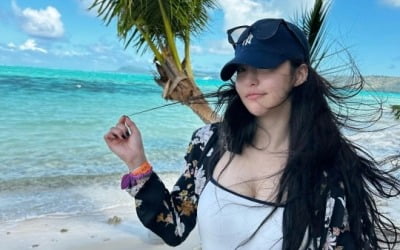 브브걸 유정, 사이판서 여유 근황…해변가서 한 컷