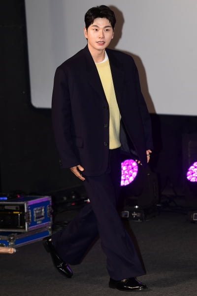 [TEN 포토] 이이경 '영화관 밝히는 외모'