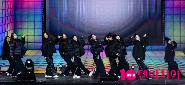 [TEN 포토] 트리플에스 '다크한 무대'