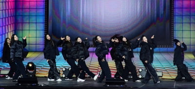 [TEN 포토] 트리플에스 '다크한 무대'