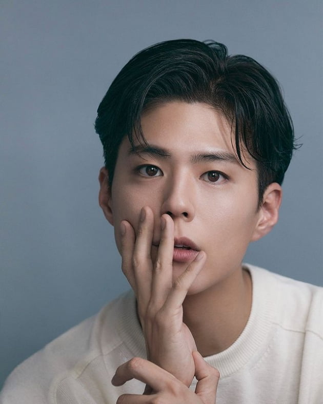 박보검, 새 프로필 공개…달라진 분위기+뚜렷한 이목구비