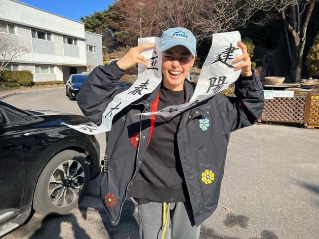 이하늬, 봄기운 만끽하는 도치맘…지나가다 툭 피어있는 꽃 찰칵
