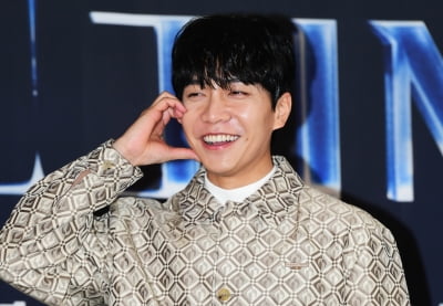 [TEN 포토] 이승기 '이다인에게 보내는 하트'