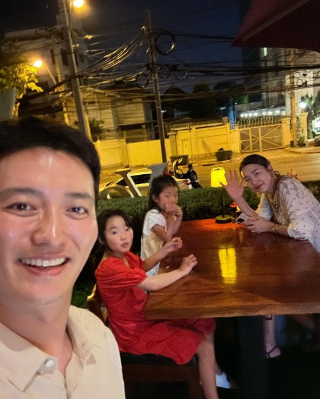 '인교진♥' 소이현, '딸 둘 동반' 태국여행서 C사 명품백 들고 시크한 분위기