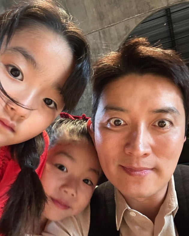 '인교진♥' 소이현, '딸 둘 동반' 태국여행서 C사 명품백 들고 시크한 분위기