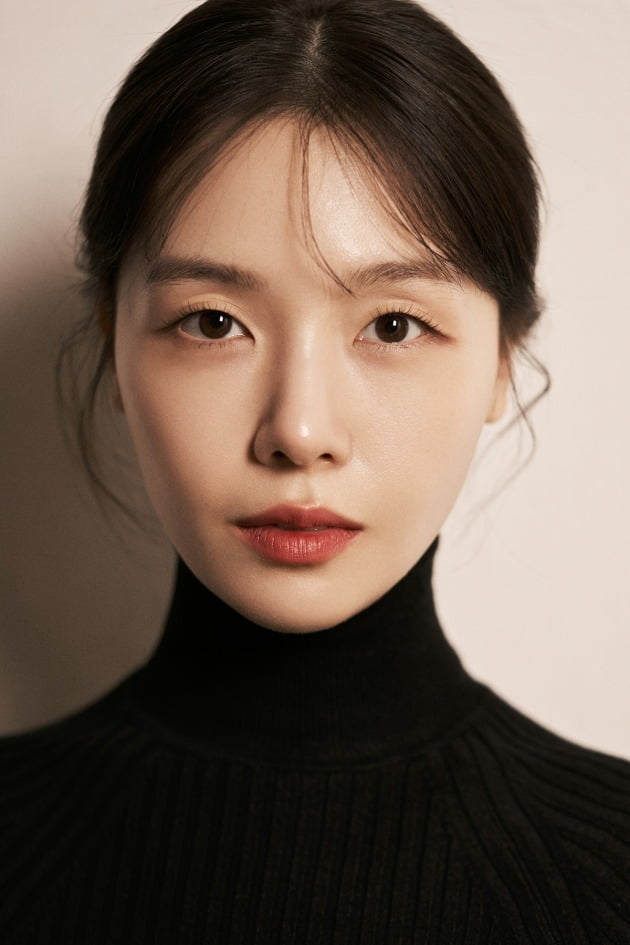 방민아, 군더더기 없는 블랙앤화이트…새 프로필 공개