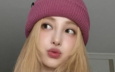 성형한 유깻잎, 아이돌 뺨치네…금발로 탈색하더니 뉴진스 제6의 멤버?