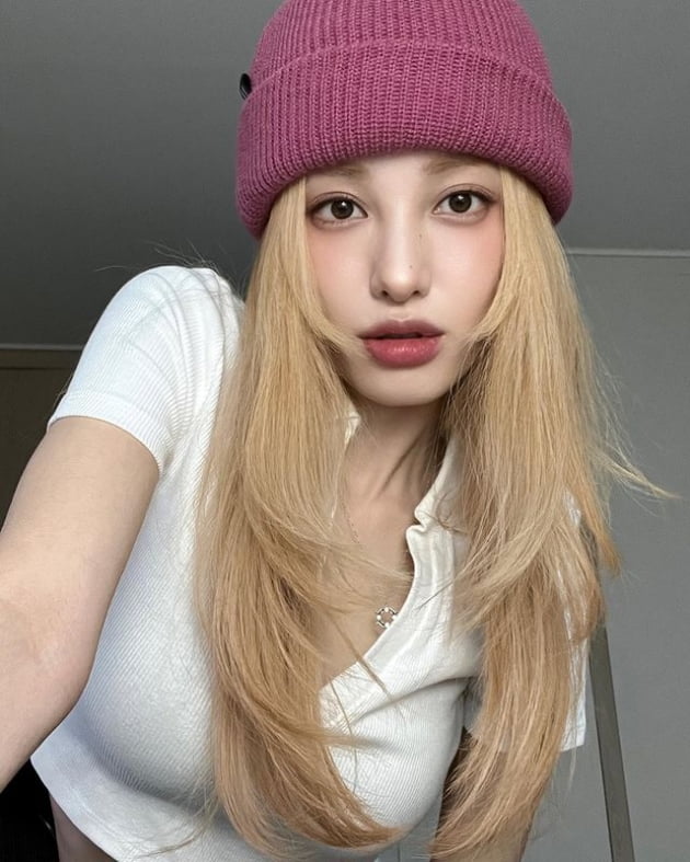 성형한 유깻잎, 아이돌 뺨치네…금발로 탈색하더니 뉴진스 제6의 멤버?