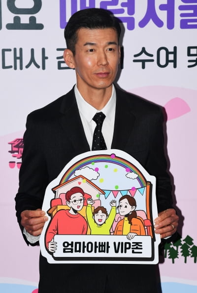 [TEN 포토] 션 '완벽한 수트핏'