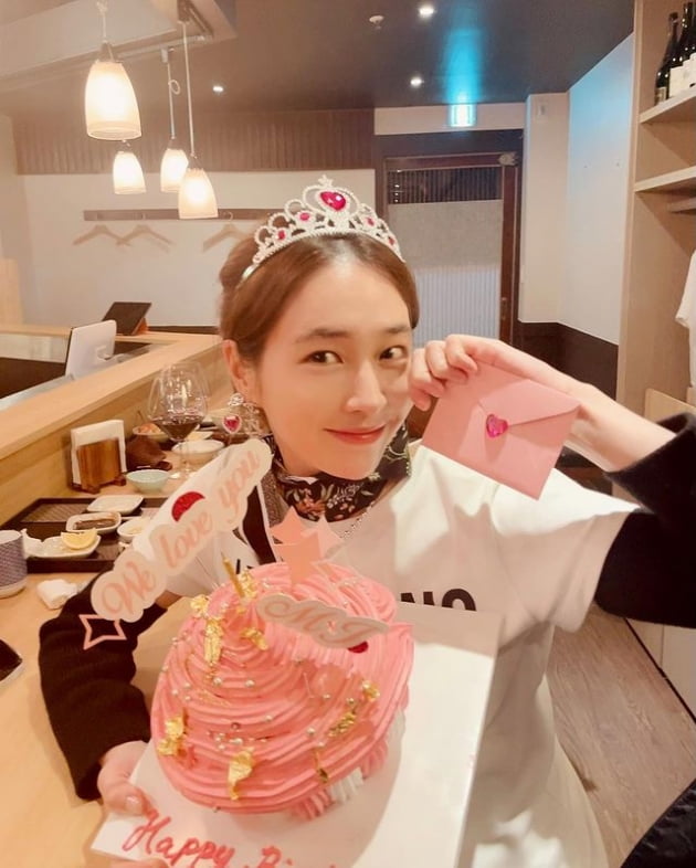 '이병헌♥' 이민정, 공주님 됐네…42번째 생일에 왕관 몇개를 쓴거야