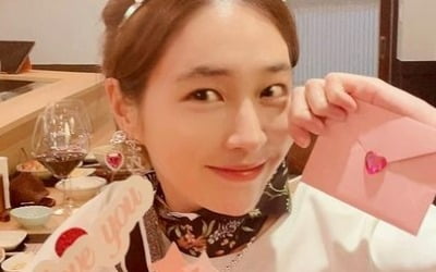 '이병헌♥' 이민정, 공주님 됐네…42번째 생일에 왕관 몇개를 쓴거야