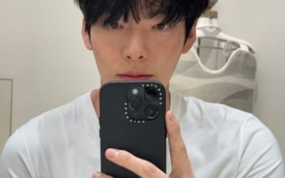 김우빈, 훈훈美 가득 거울 셀카…♥신민아도 반한 비주얼