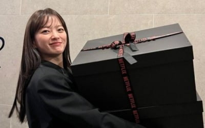 천우희, 몸집만한 선물에 '방긋 미소'…은은한 청순美로 한 컷